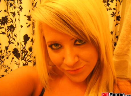 GND Monroe invite you to explore a free pics with Monroe has a beautiful form